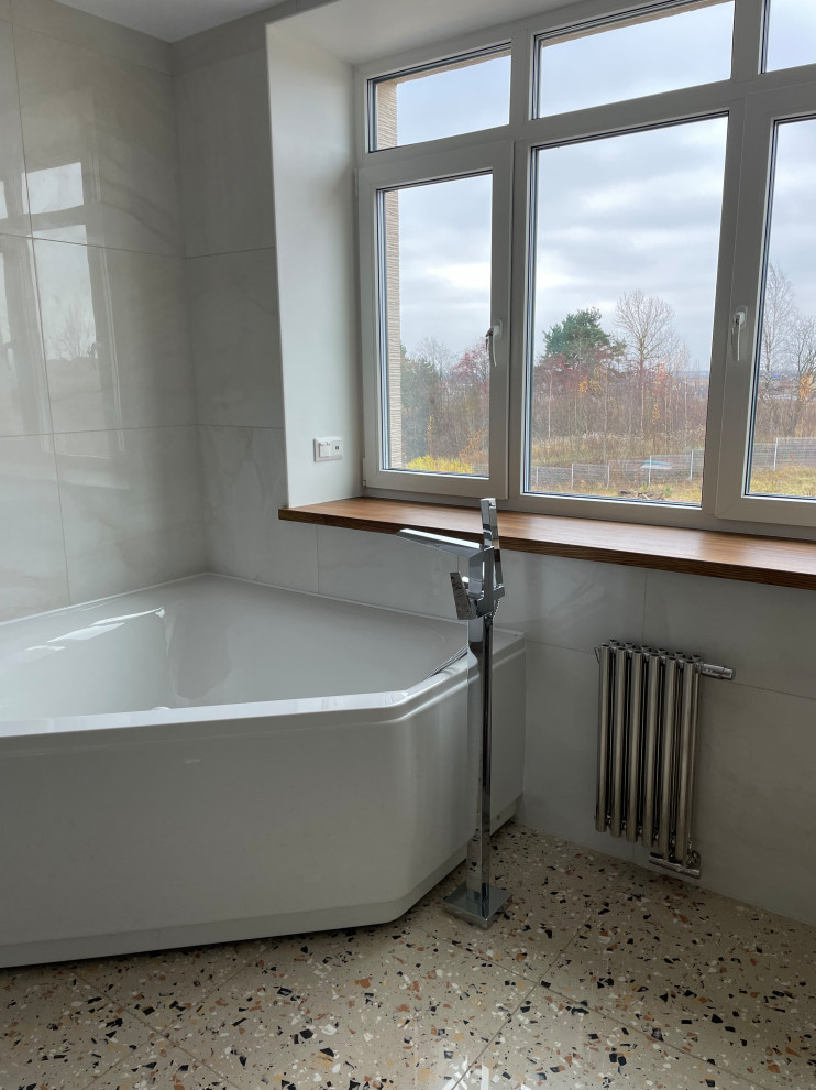 Подоконник из массива в ванной в частном доме