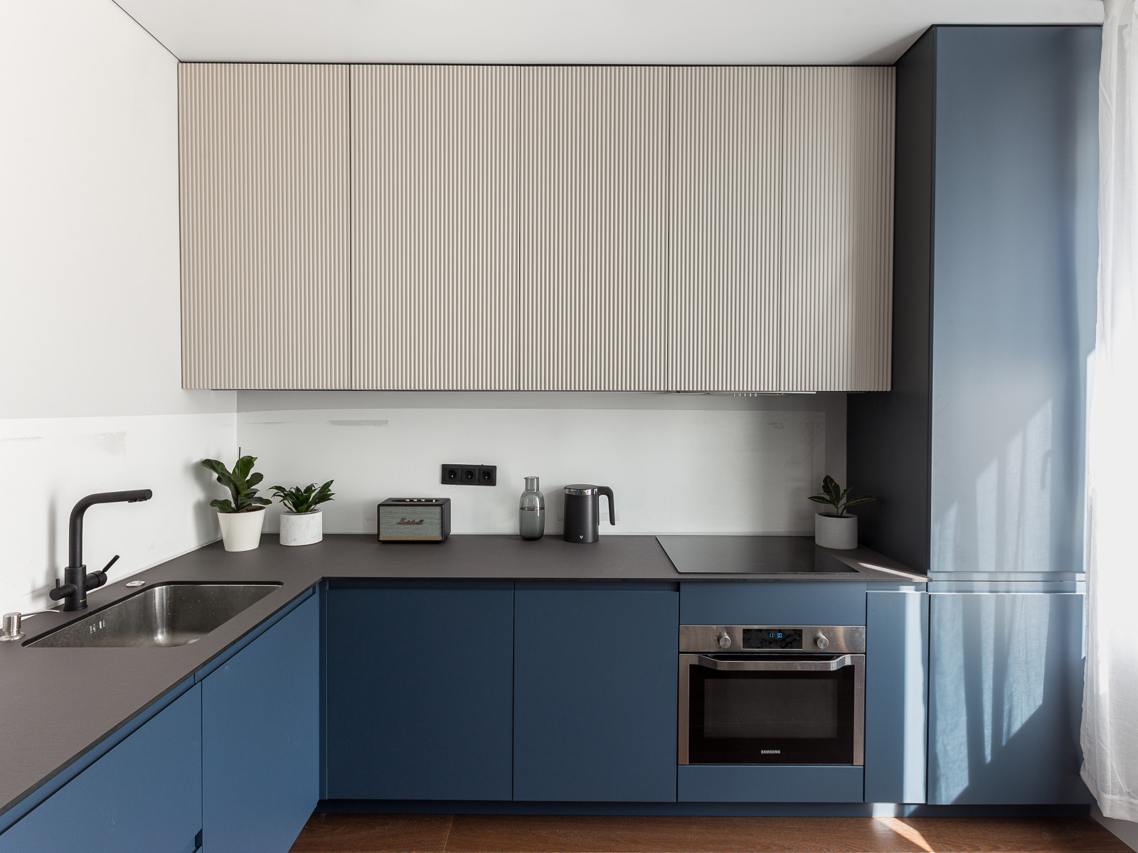 Синяя кухня и шкаф ЖК Преображение