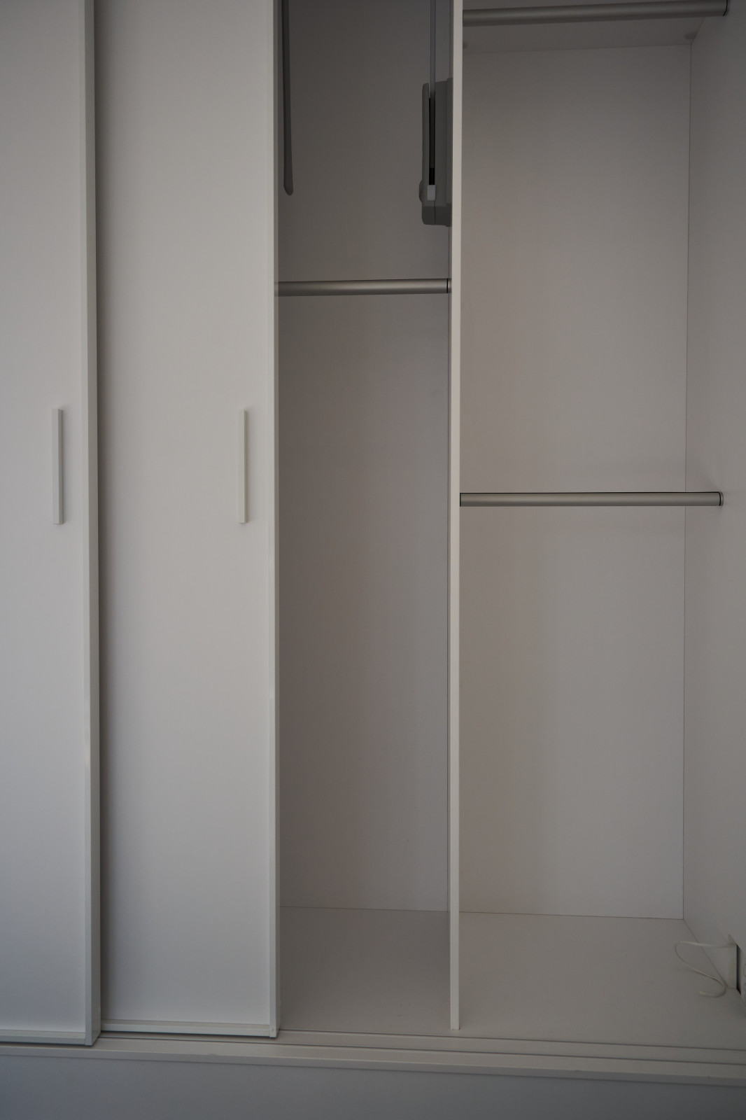 Белый шкаф-купе raumplus