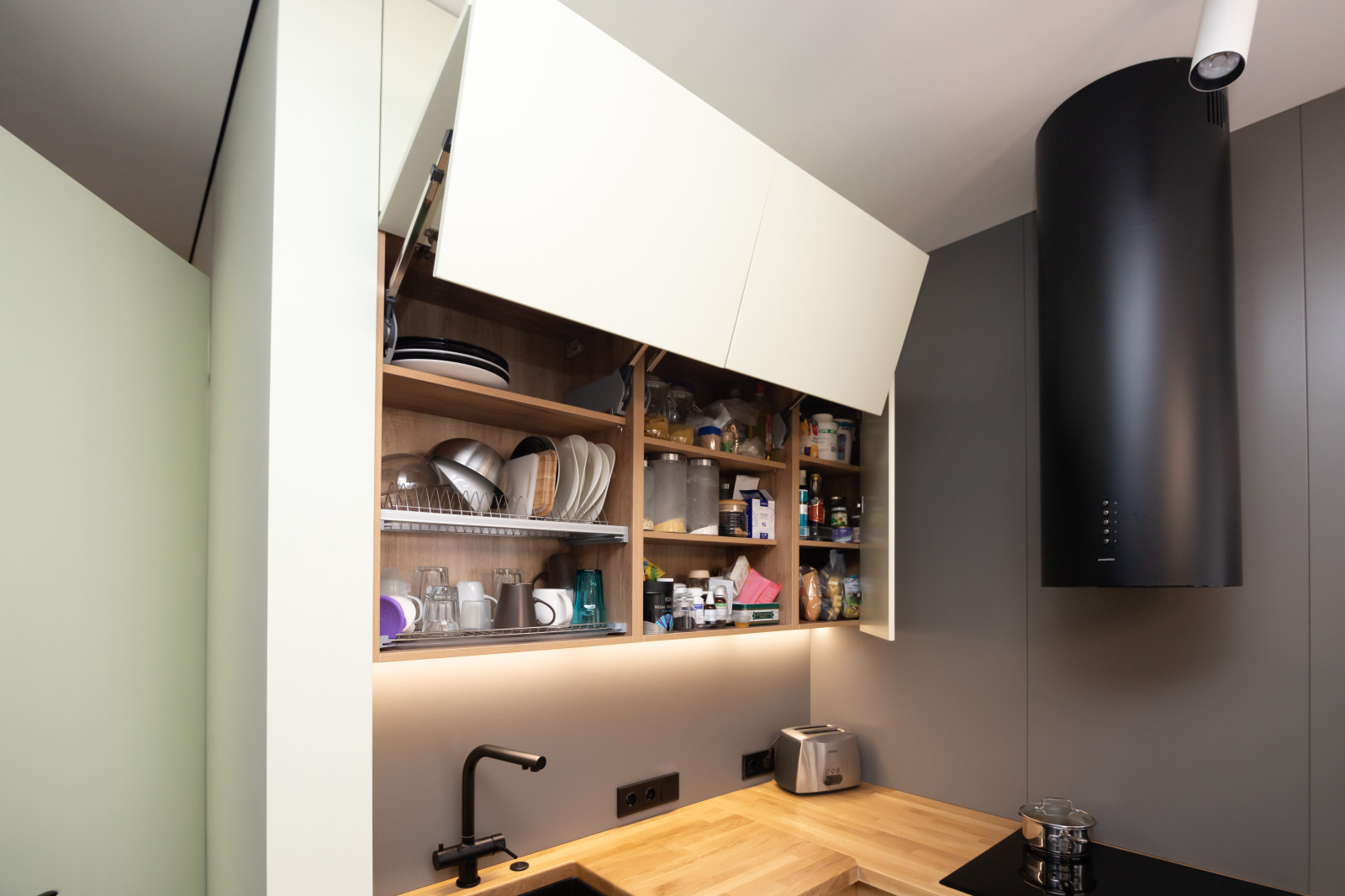 Компактная кухня-прихожая в современном стиле