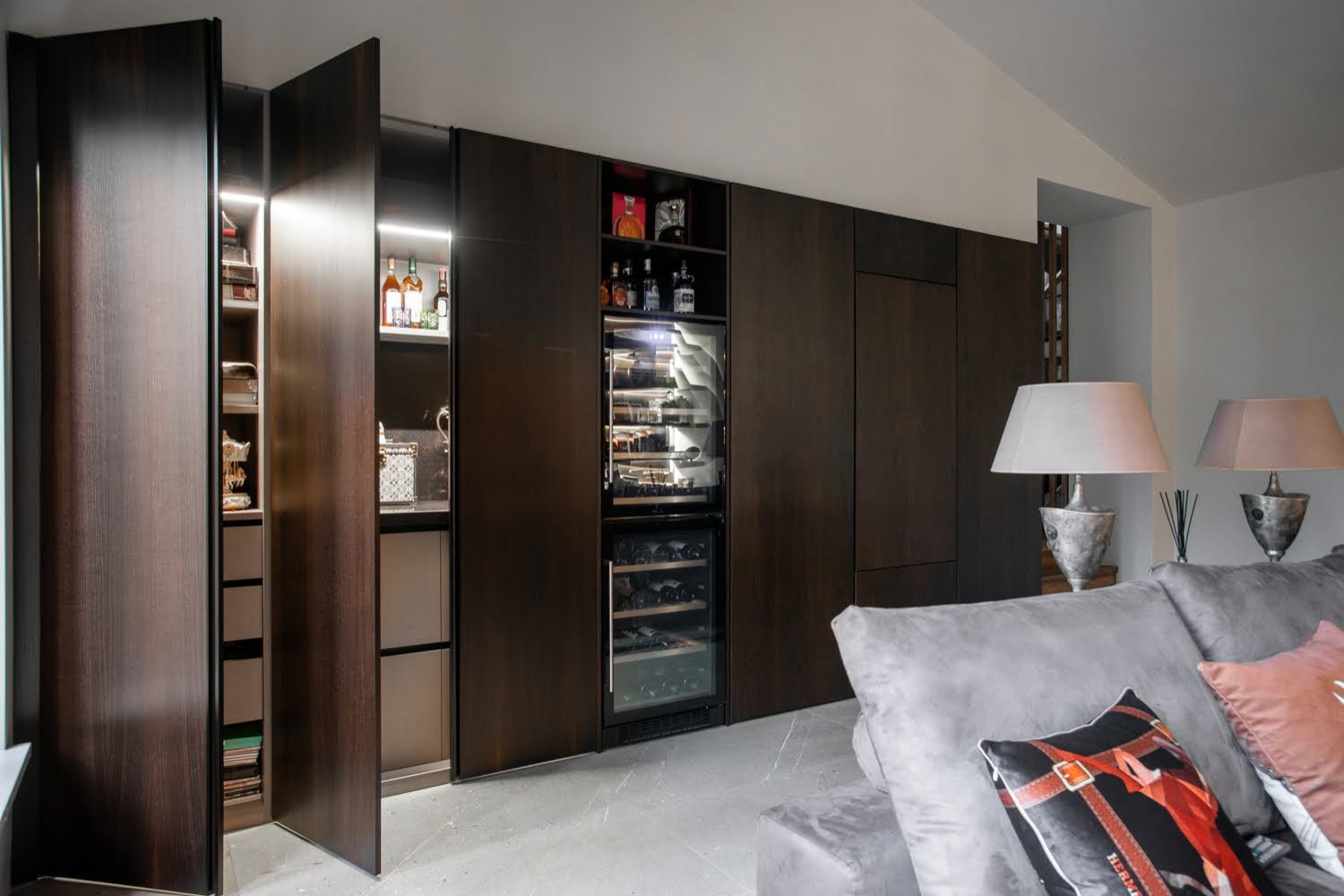 Современная гостиная в загородном доме