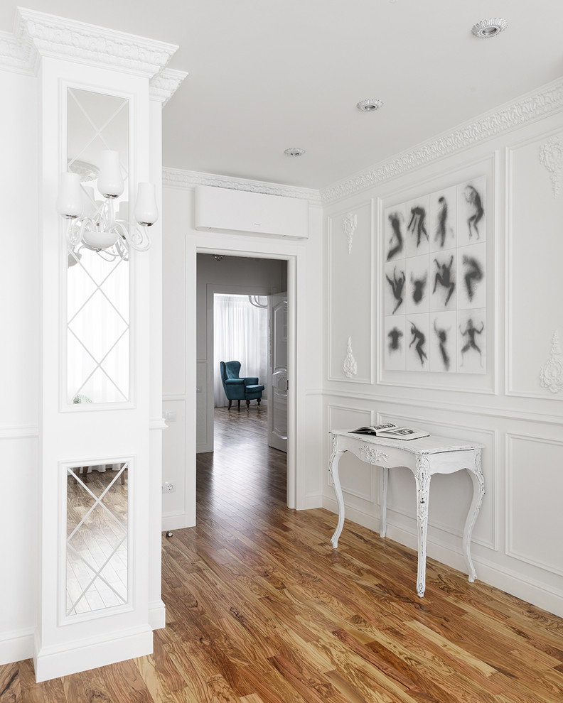 Спальня недели: Белый фон и классические детали в саратовской квартире