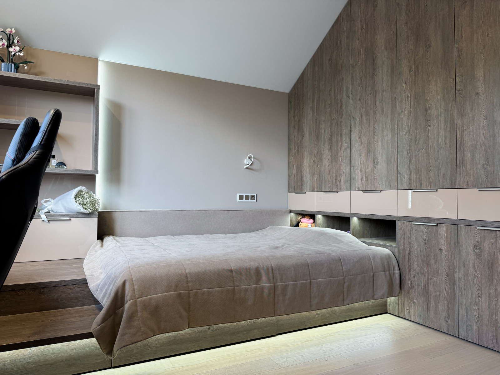 Кровать на подиуме и большой шкаф для личных вещей