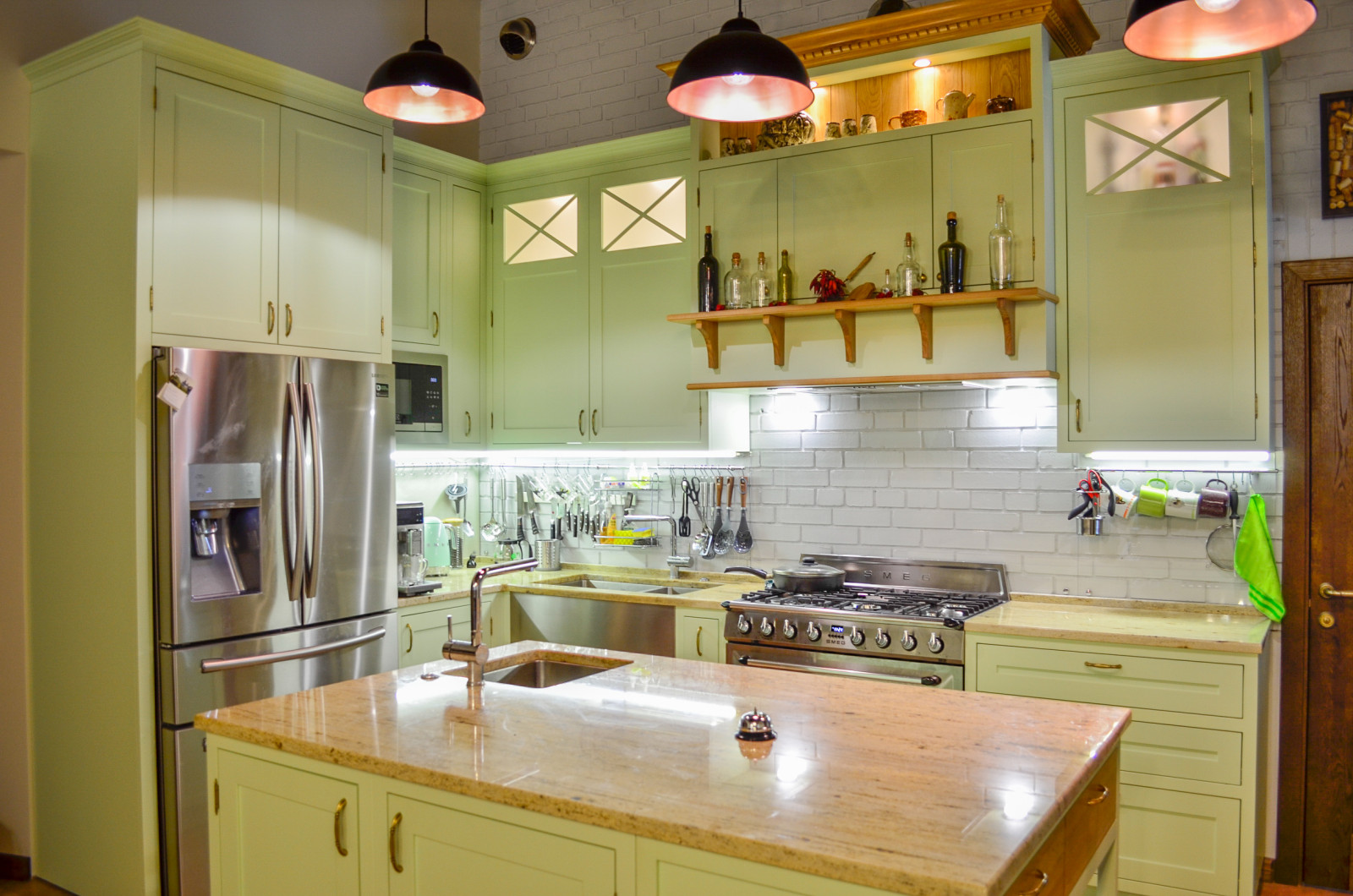 Нежно-зеленая кухня в американском стиле с островом