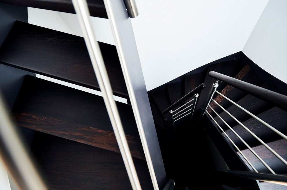Консольная лестница в темных тонах