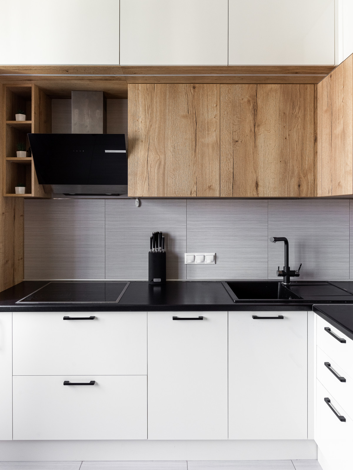 Угловая белая кухня с антресолью