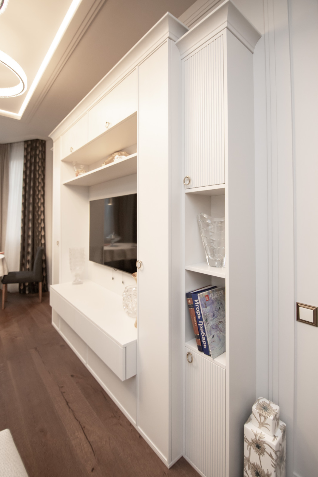 Стеллаж в гостиную для оформления ТВ-зоны