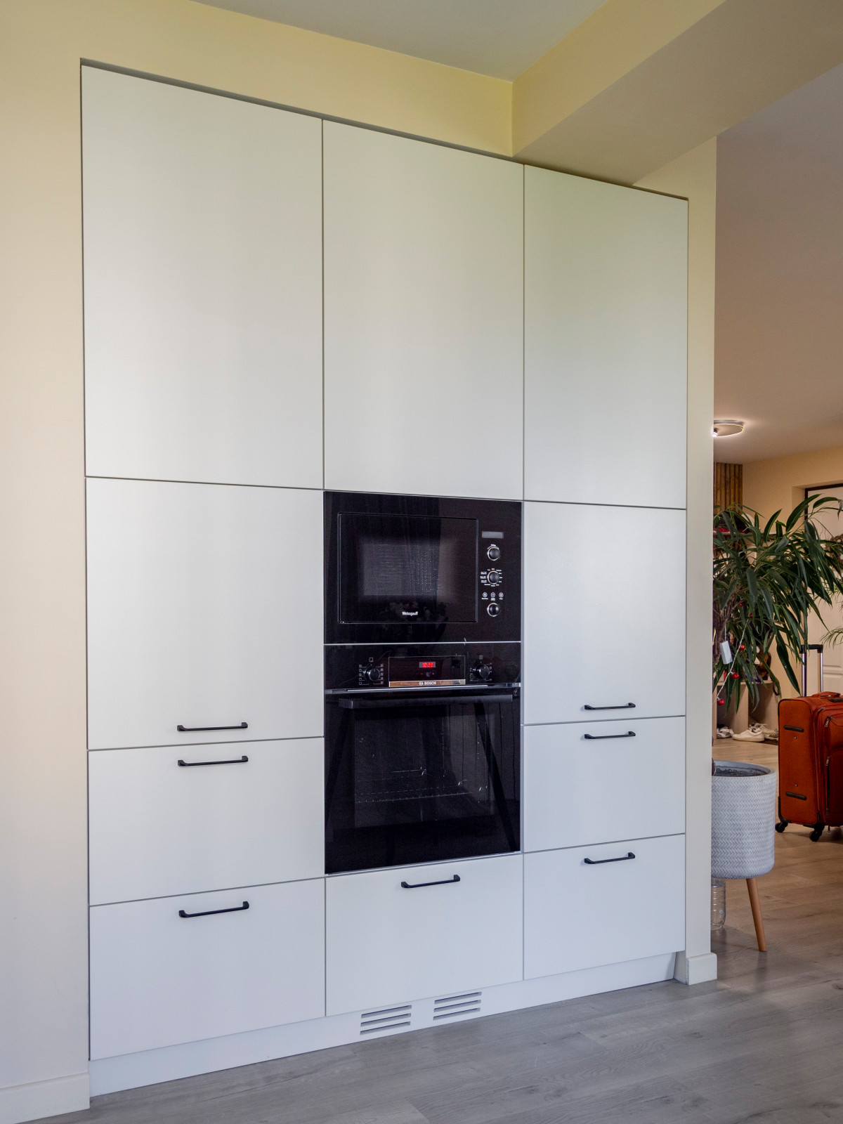 Кухня в стиле неоклассика без верхних модулей