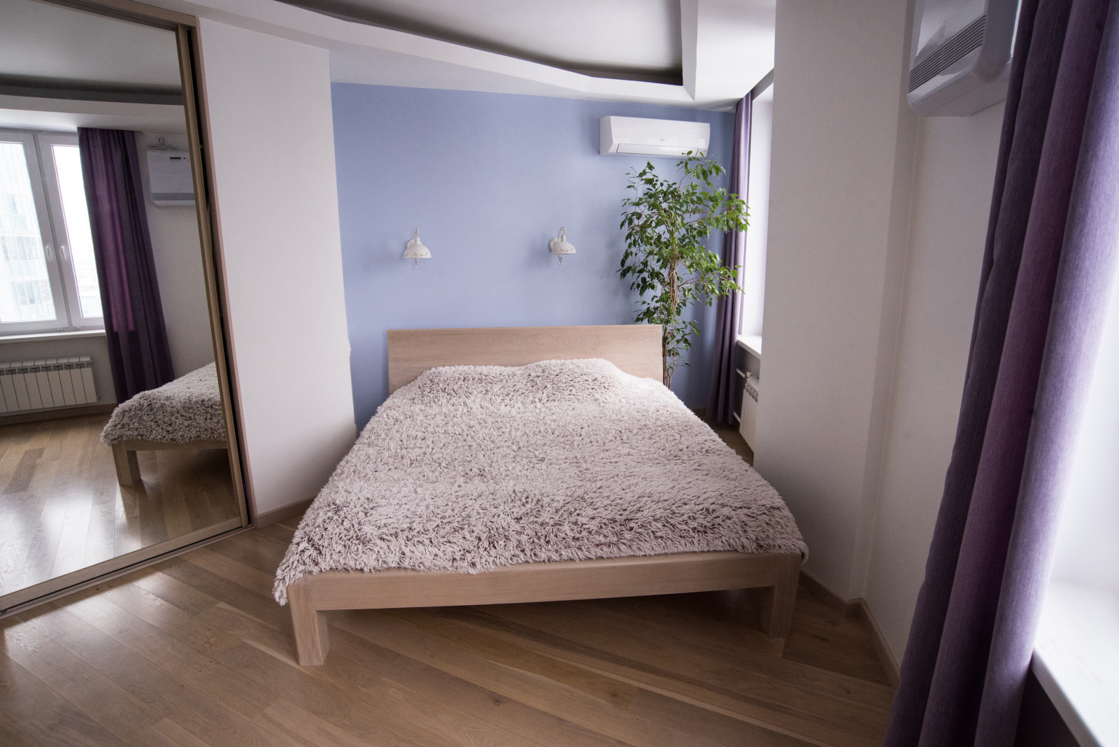 Перепланировка квартиры с радиальной фасадной стеной, авторская мозаика.