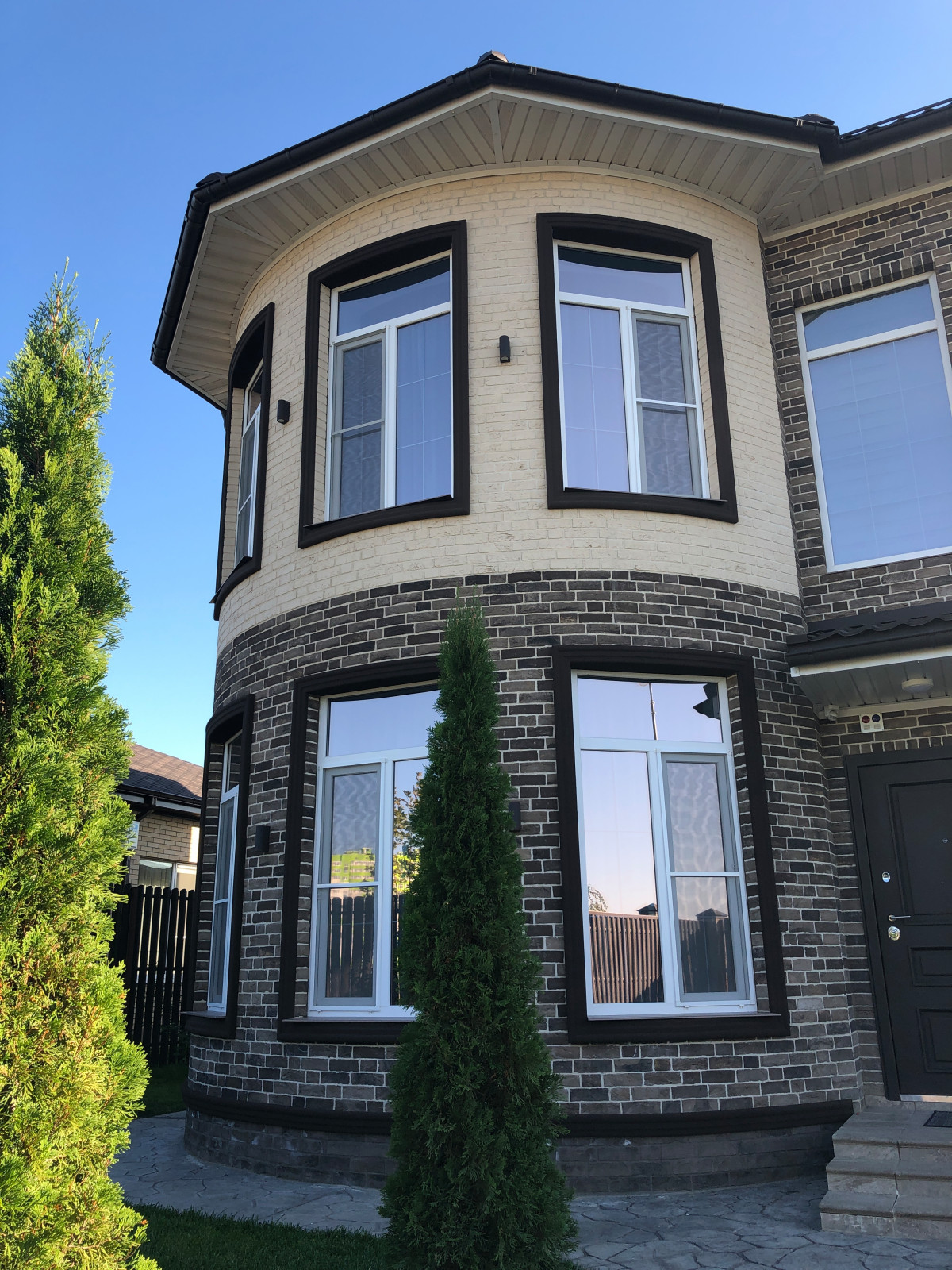 Обрамление окон  и облицовка балкона в классическом стиле