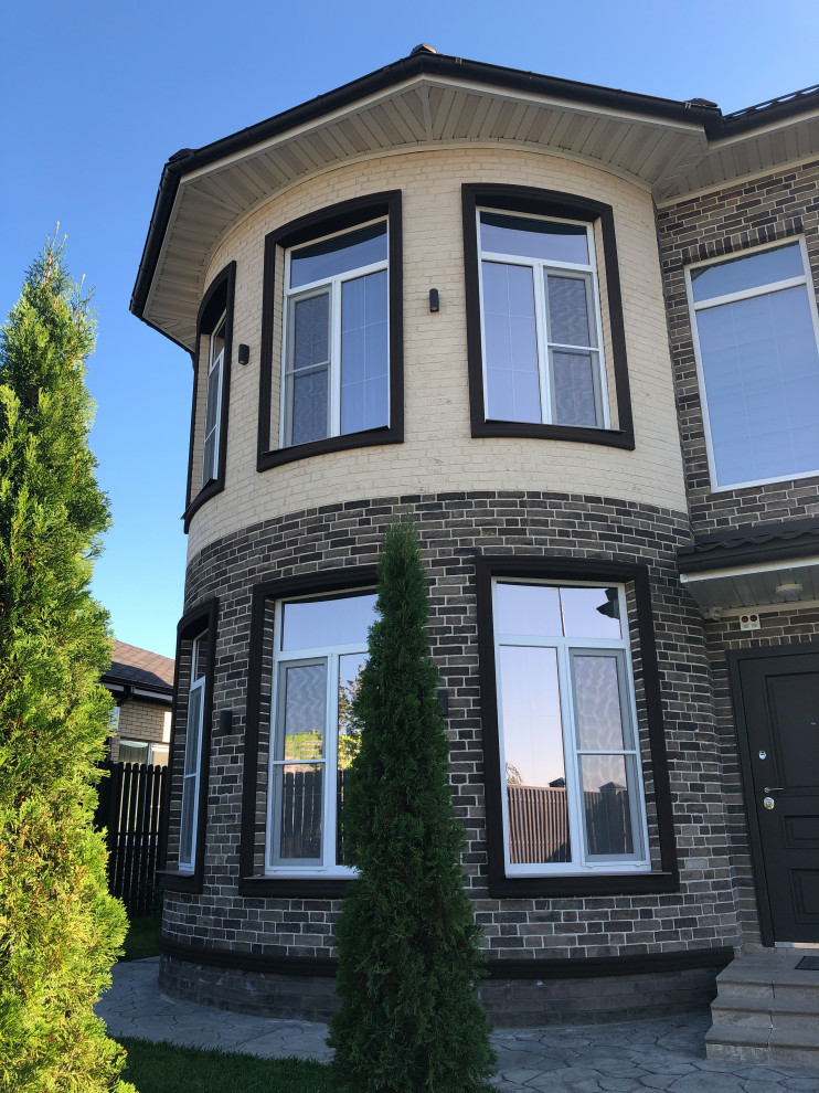 Обрамление окон  и облицовка балкона в классическом стиле