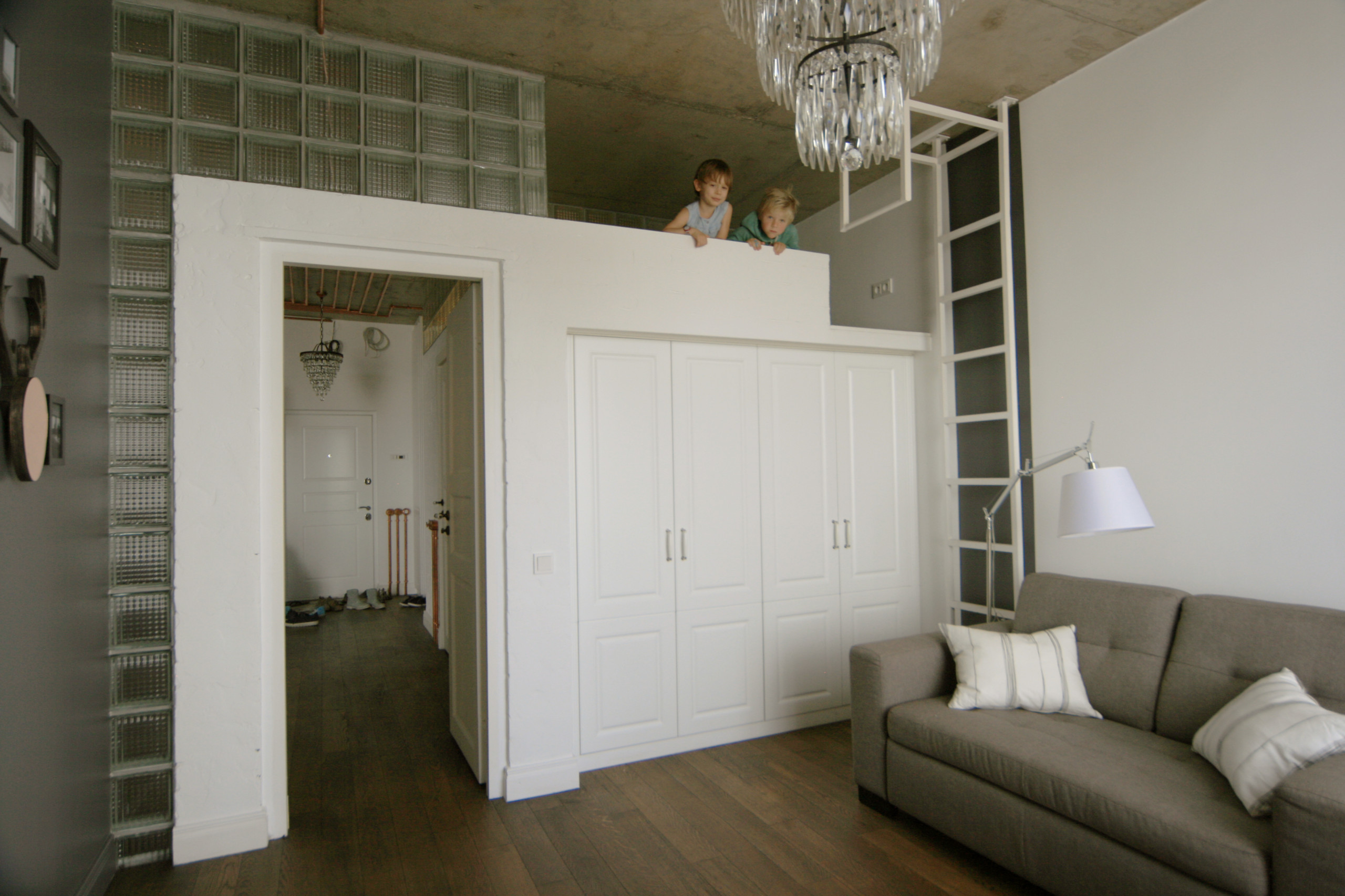 Houzz тур: Бетон, стекло и медные трубы в необычной московской квартире