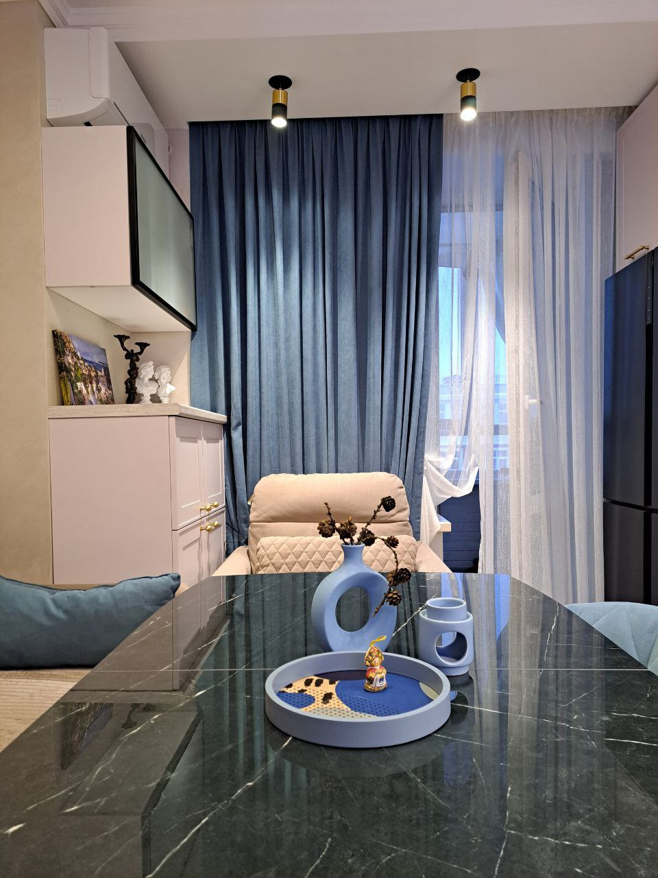 Обеденная зона в кухне-гостиной