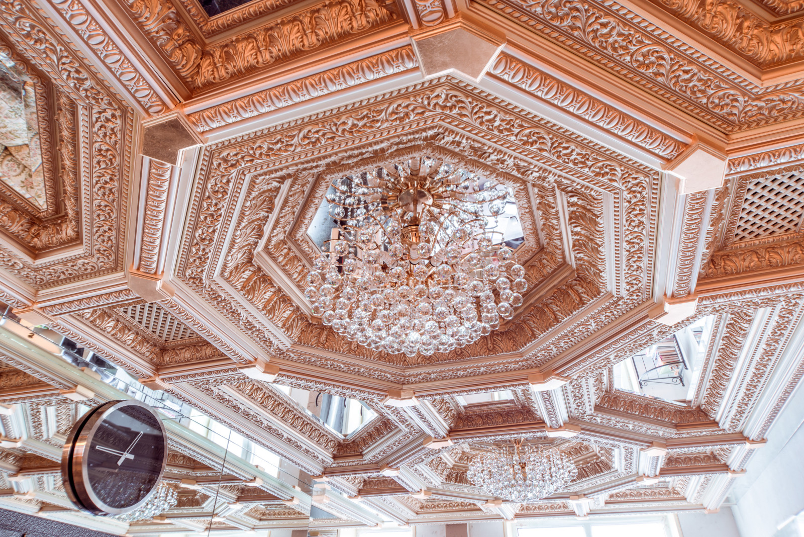 Сложные-пресложные потолки и интерьеры в красном