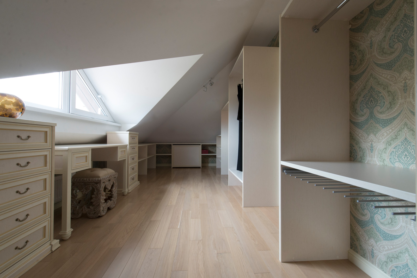 Обложка альбома: гардеробная