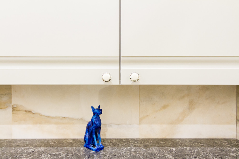 Мебель в ванную  комнату в светлых тонах.