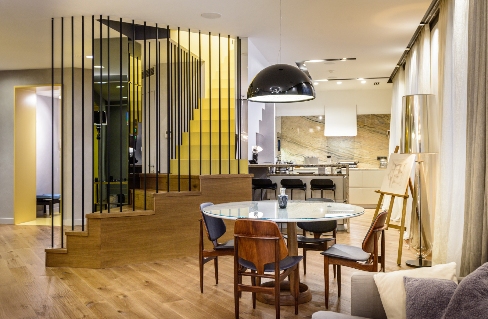 Интерьер с жёлтым