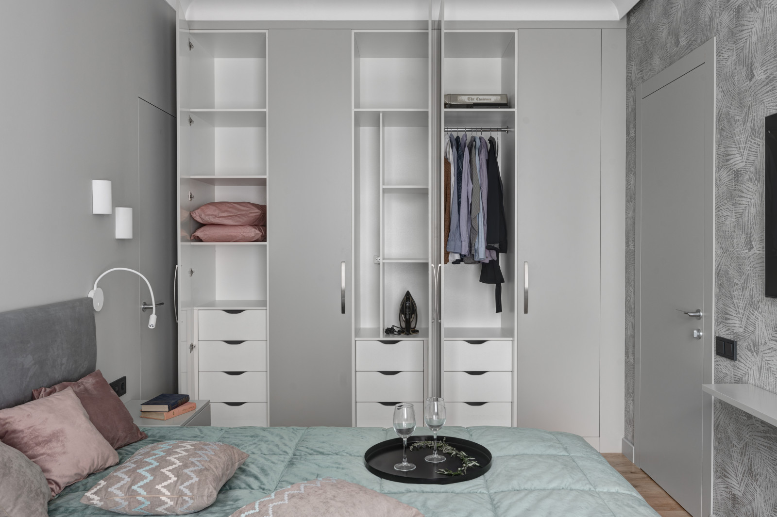 "Смокинг". Квартира на наб. Т. Шевченко