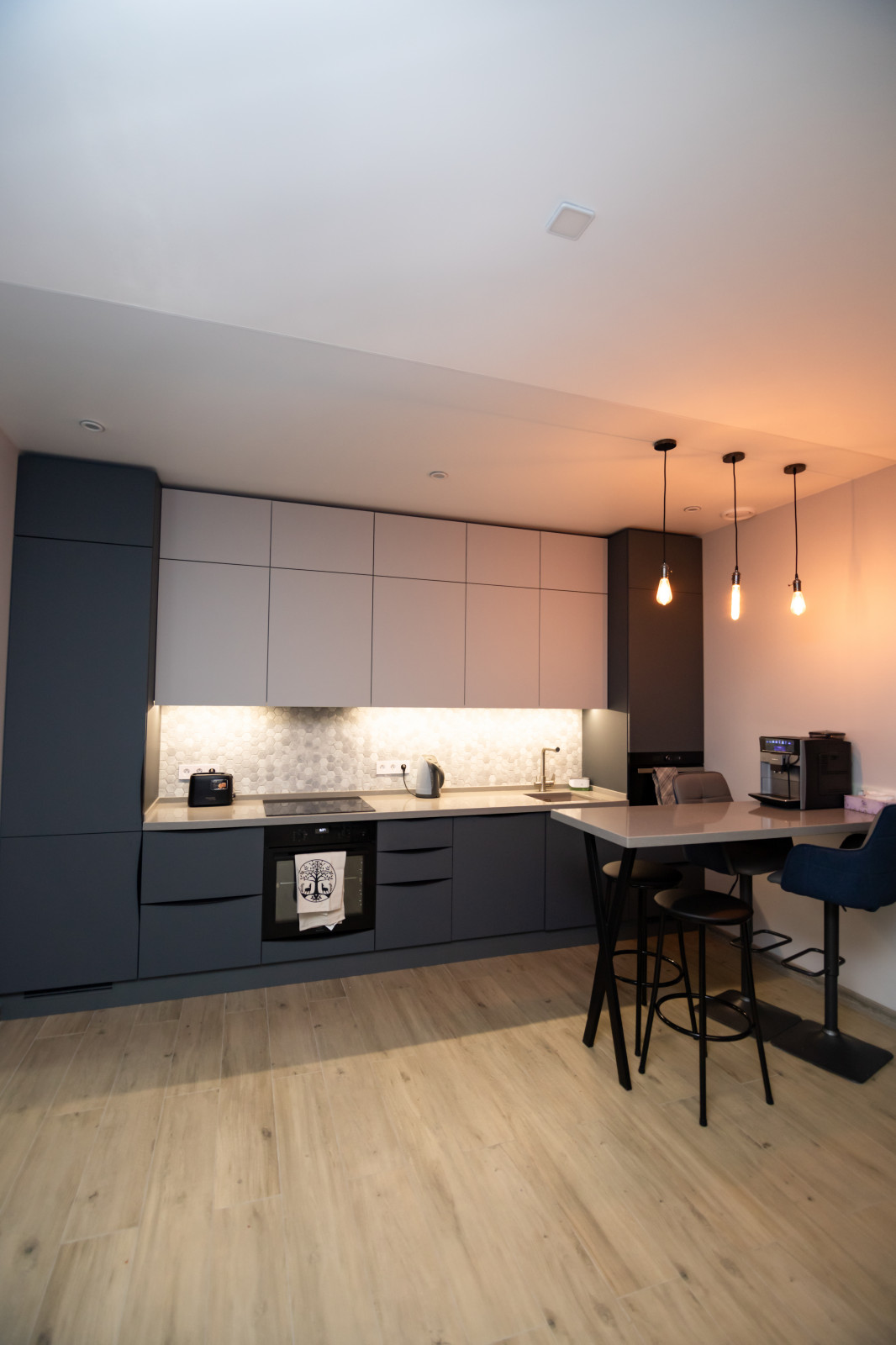 Двухцветная матовая кухня