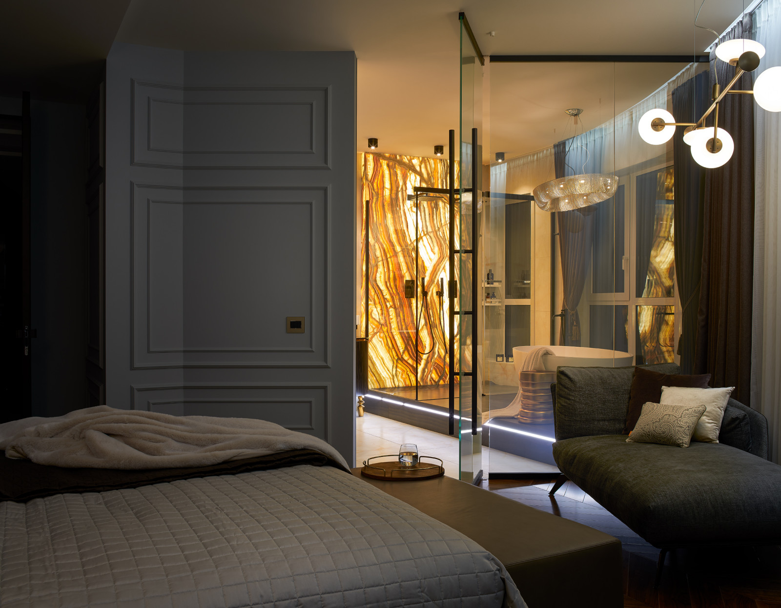 Спальня хозяев, вид на ванную комнату