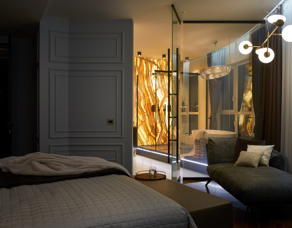 Спальня хозяев, вид на ванную комнату