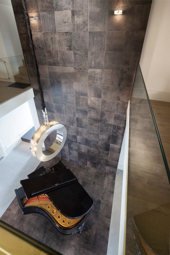 Кожаные стена и пол в гостиной коттеджа в Голландии