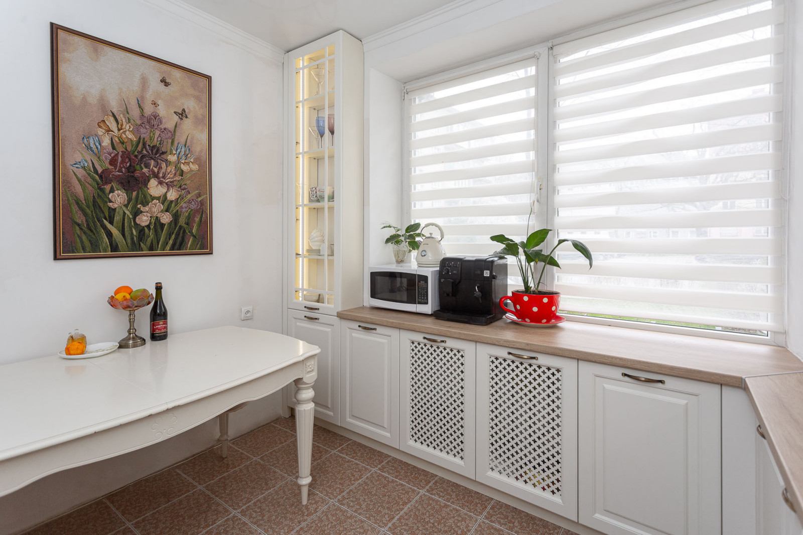 Белая кухня в стиле неоклассика