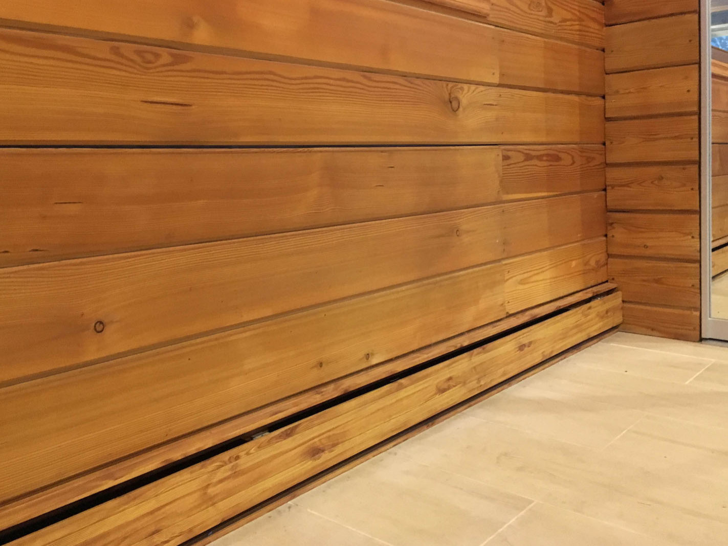 Плинтусная система Perimeter в доме с бассейном