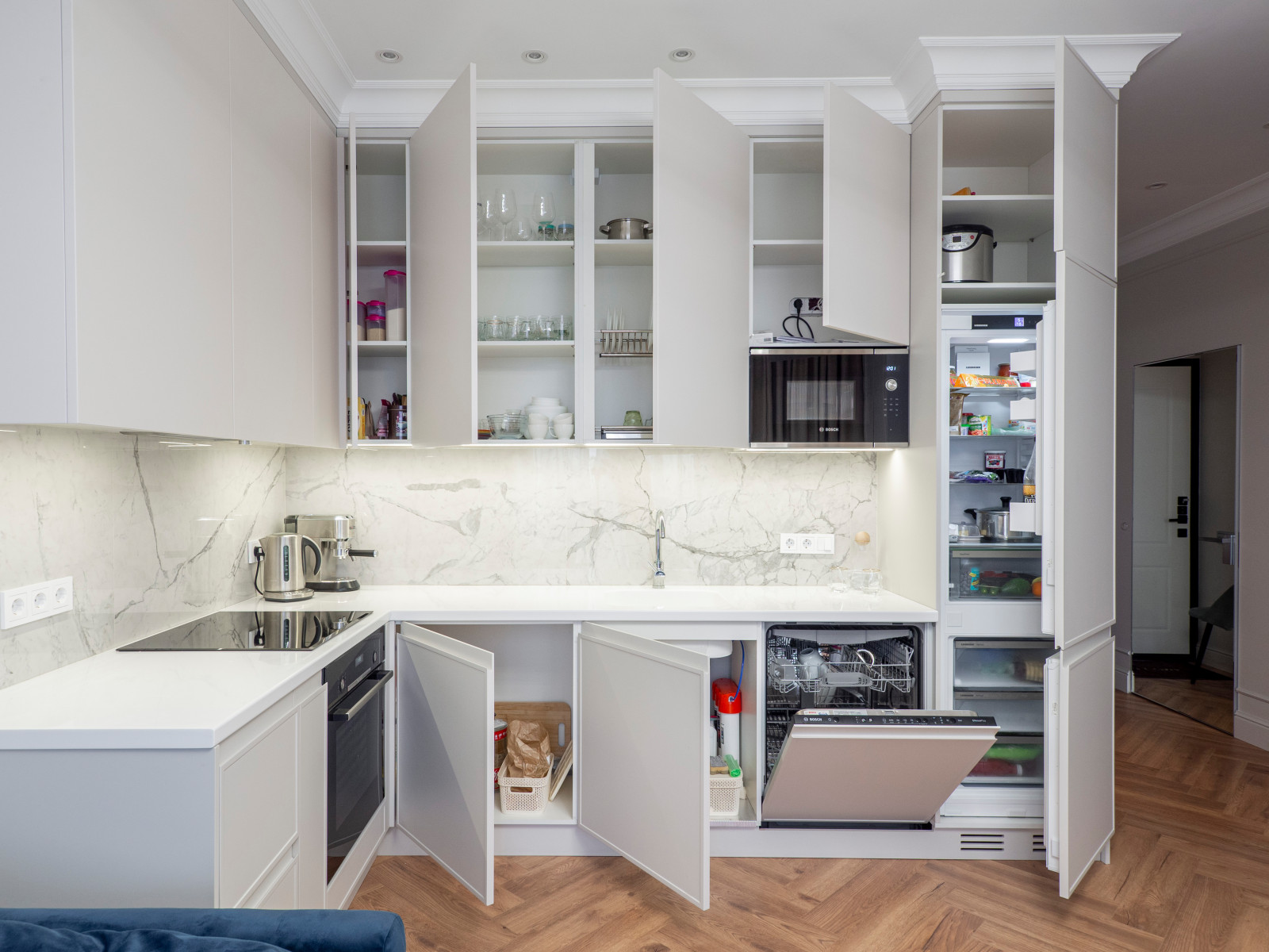 Белая кухня в стиле минимализм