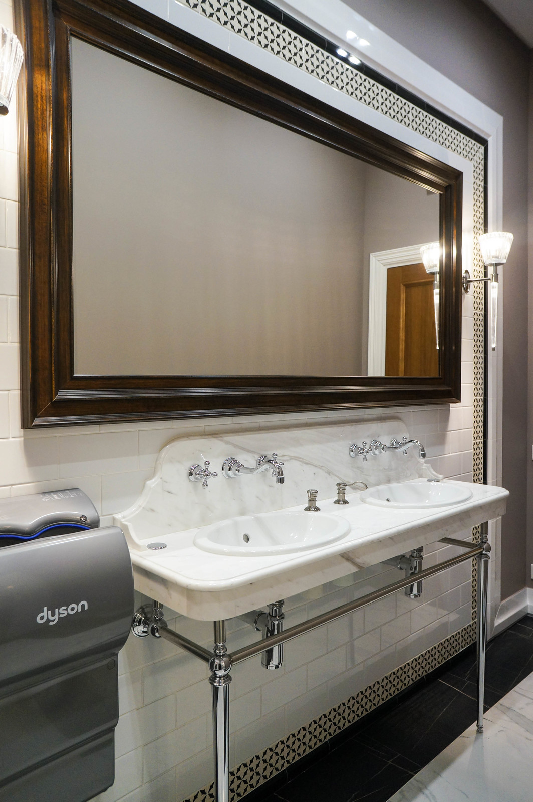 Общественный санузел в офисном здании.