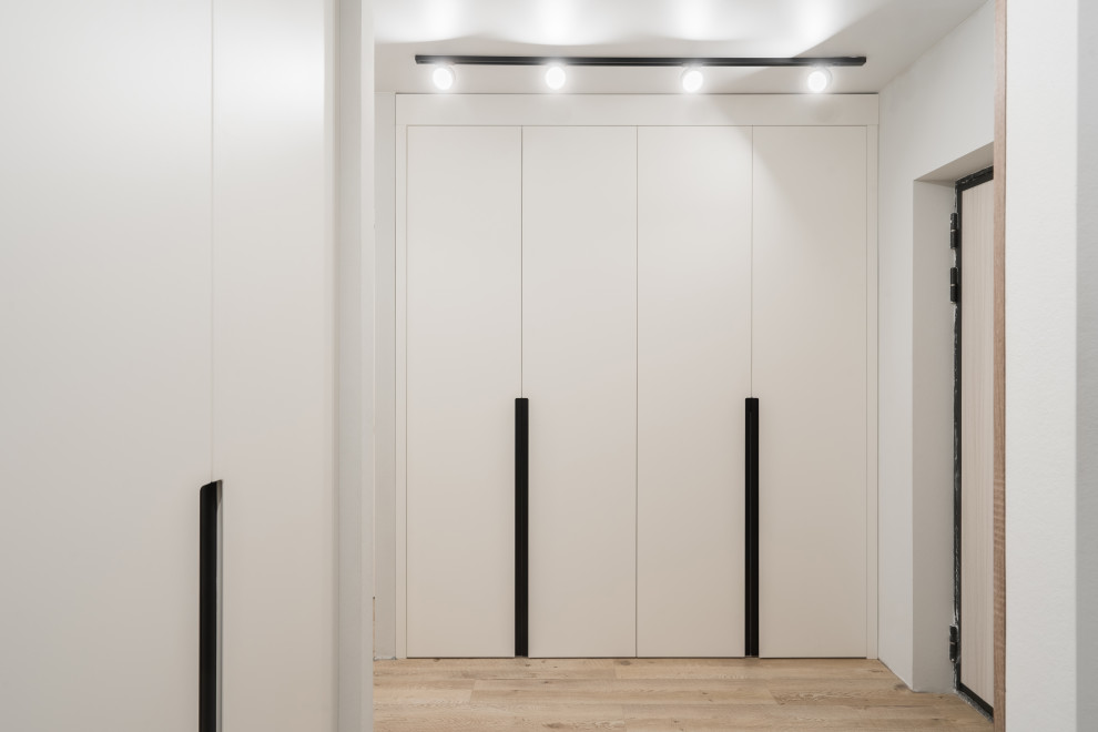 Белый встроенный шкаф в потолок в коридор