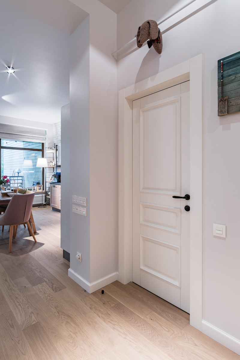 Квартира с разноцветными дверьми