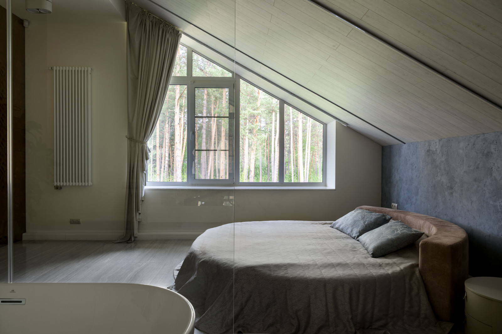 Яркая мансарда в загородном доме