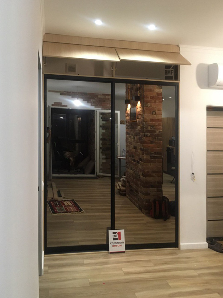 Стеклянный шкаф-купе для прихожей с антресолью