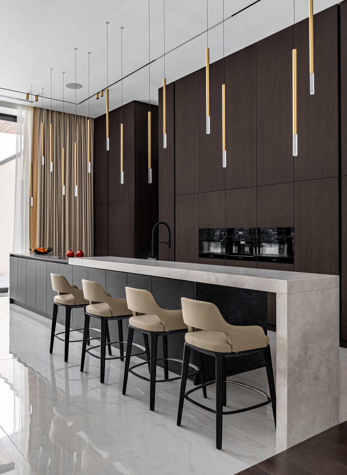 Двухэтажный загородный дом в современном стиле с глиняными акцентами