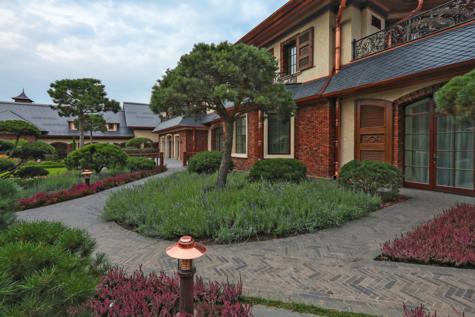 Коттеджный сад в Барвихе (дизайн и исполнение компании "Imperial Garden")