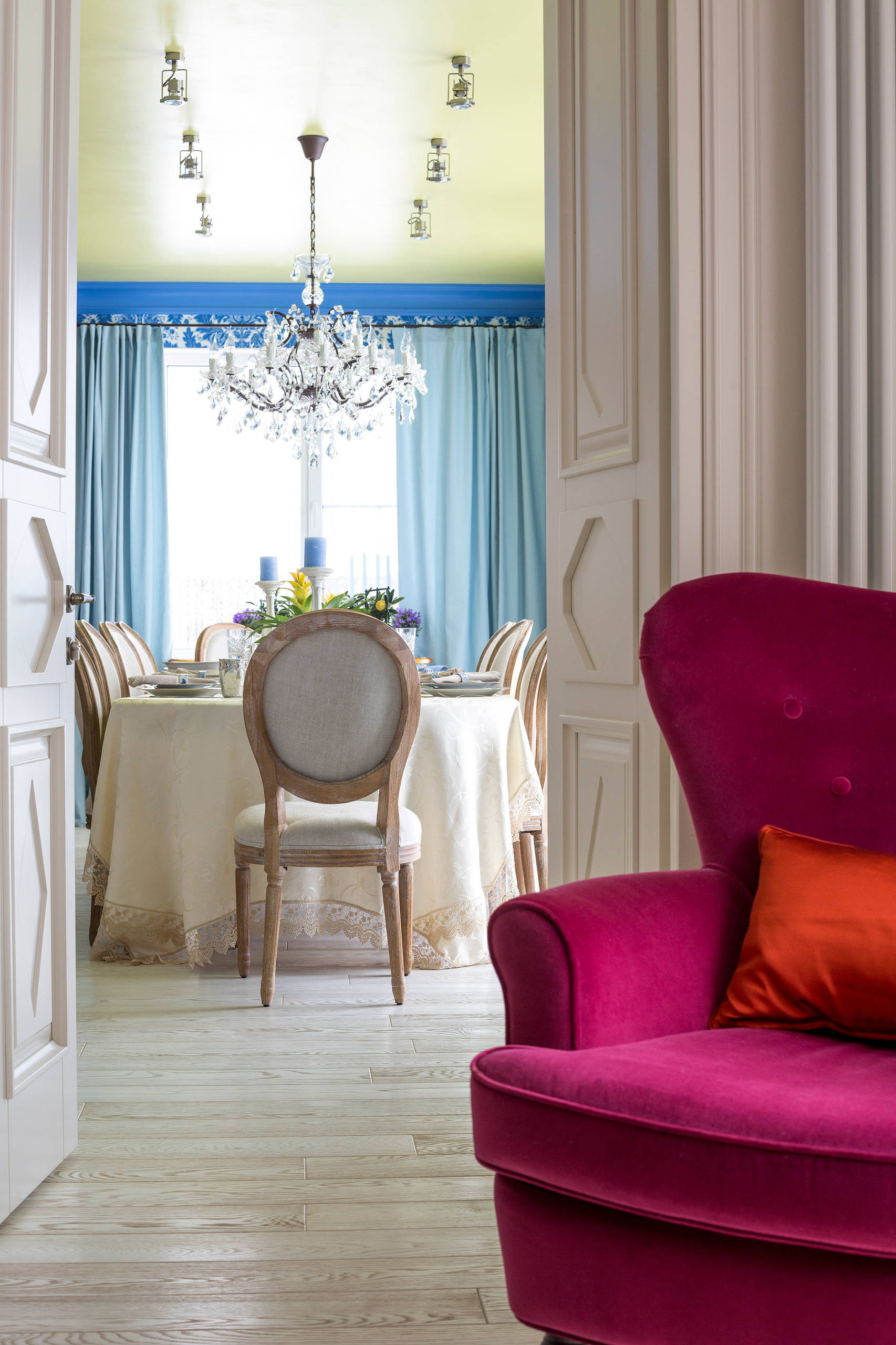 Houzz тур: Камин с изразцами и русские мотивы в доме для трех поколений