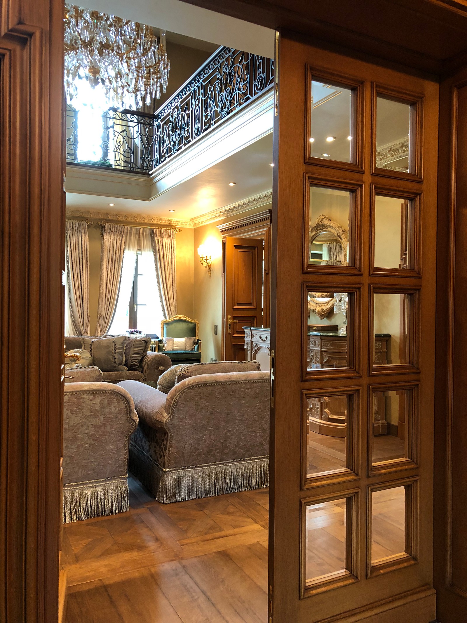 Обложка проекта: Каминный зал и Людовик 16 (название люстры)