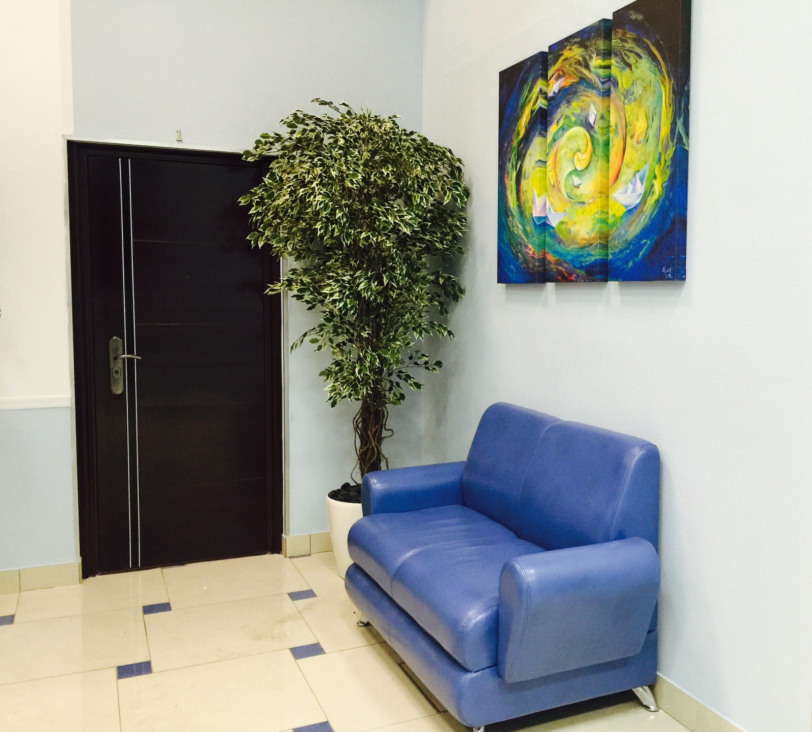 Офис с деревьями