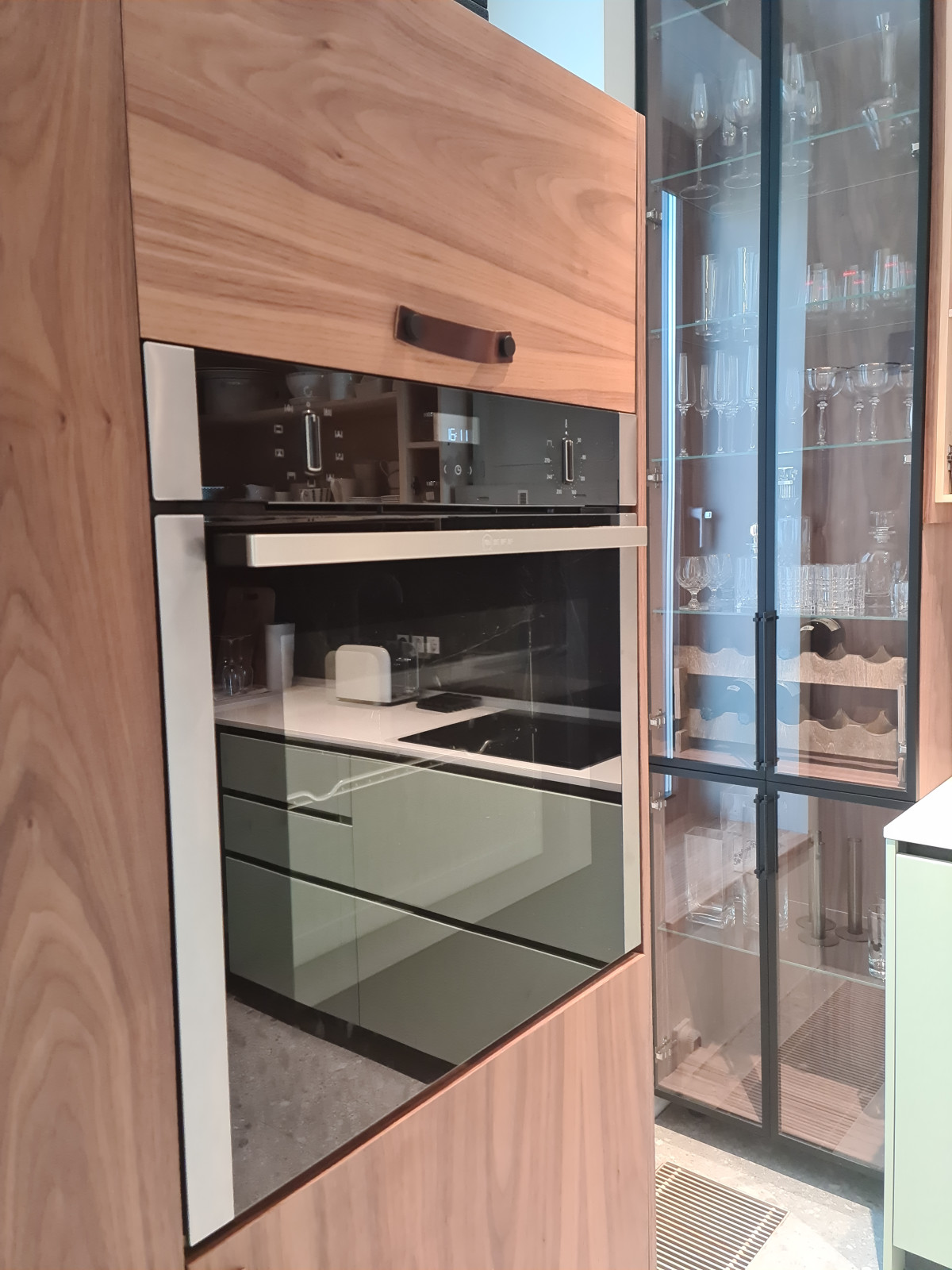 Обложка проекта: Шкаф со стеклянными створками