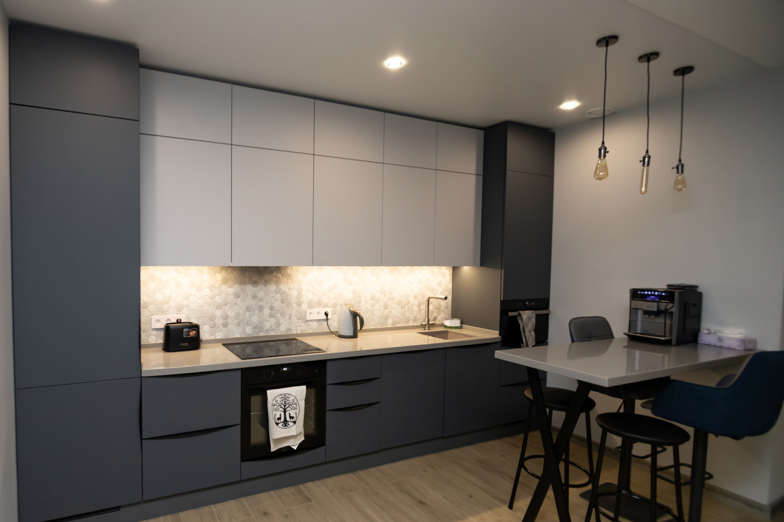 Двухцветная матовая кухня