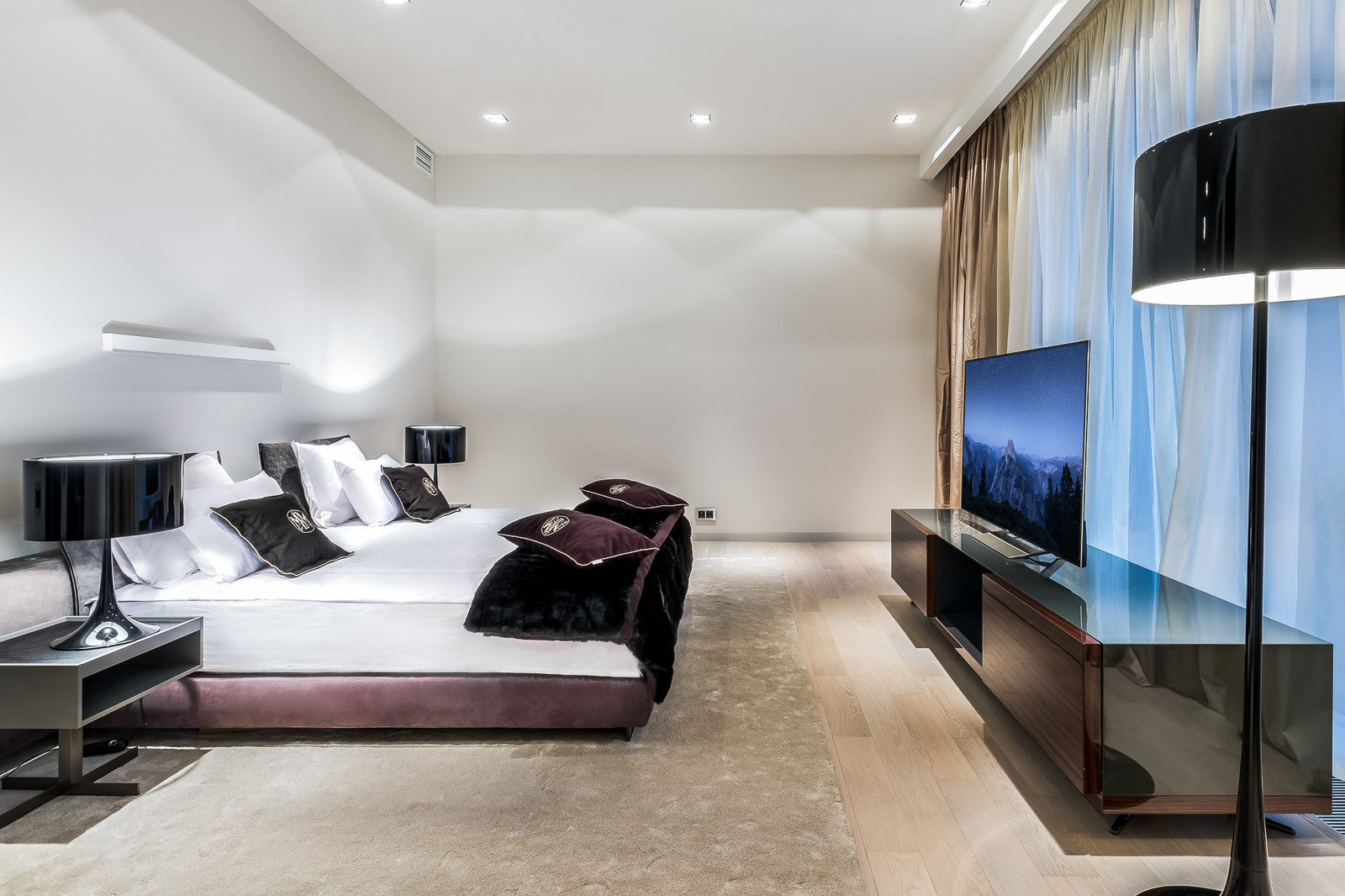 Просторный загородный дом в современном стиле