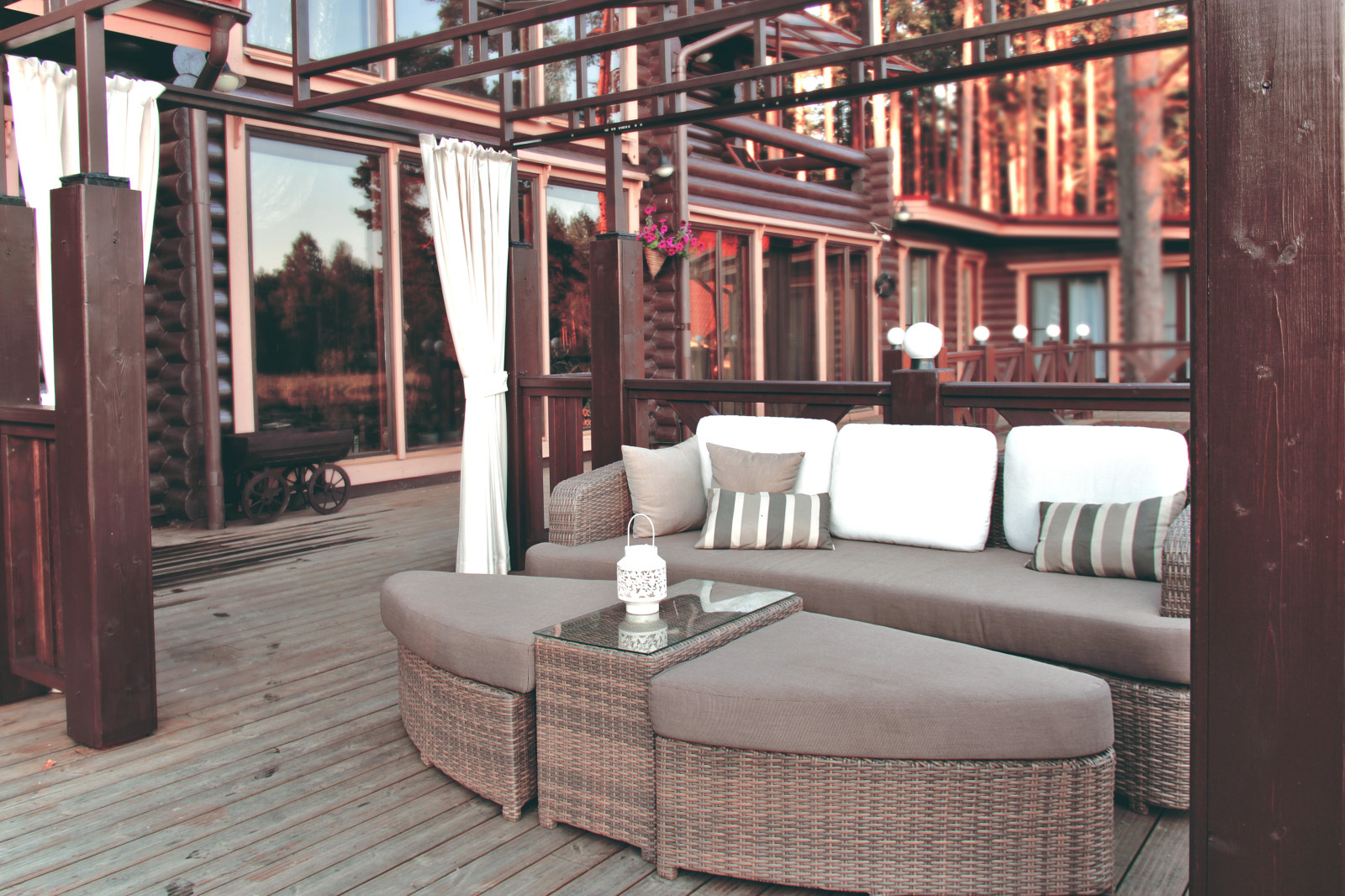 Загородная усадьба у озера.