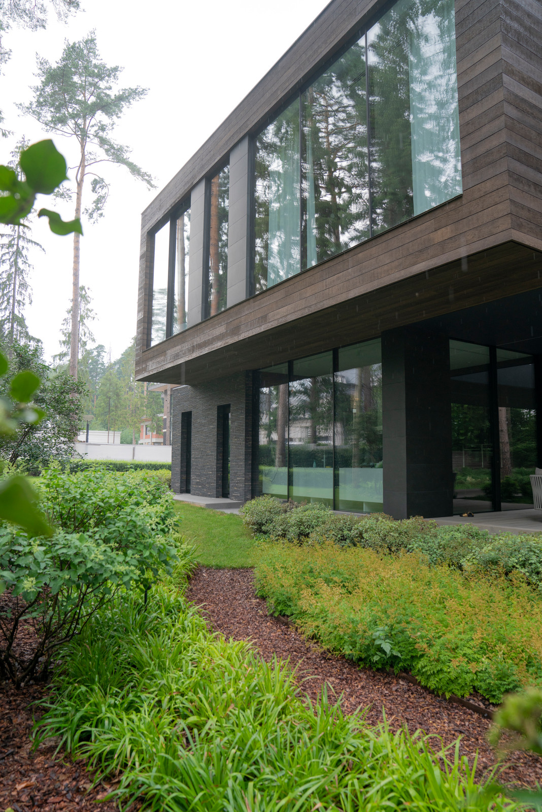 В гармонии с лесом. Модернистский сад. КП Новоуспенский 2020 г