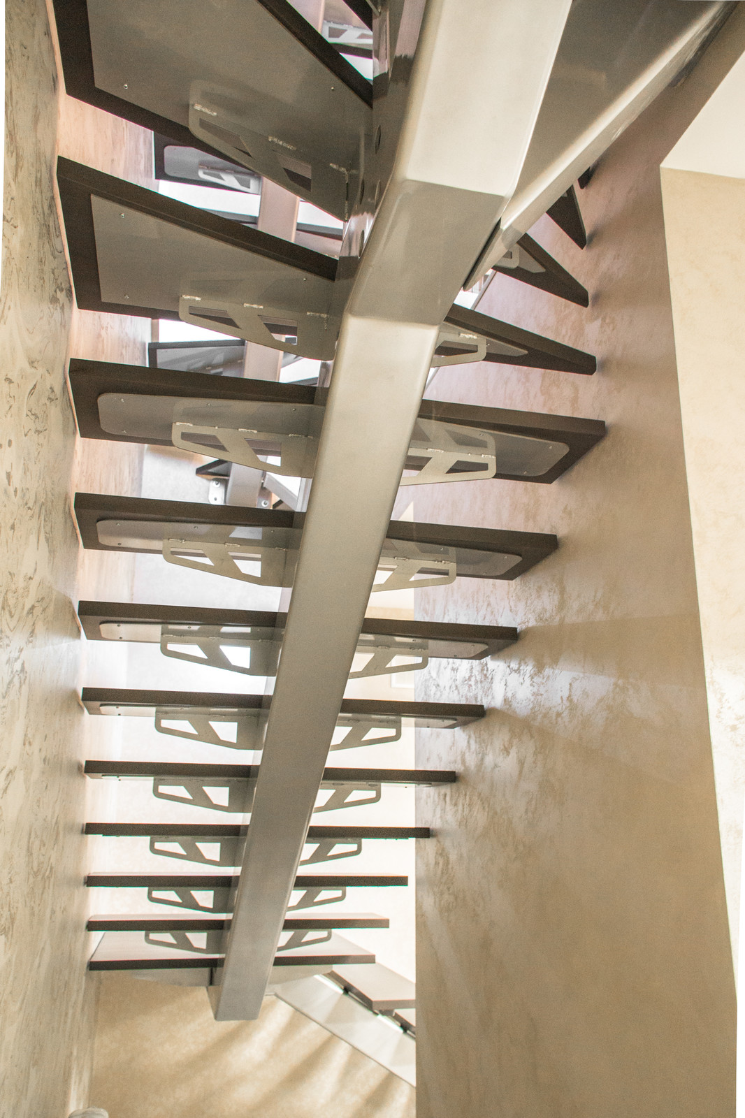 Лестница с декоративным ограждением из нержавеющей стали в частном доме