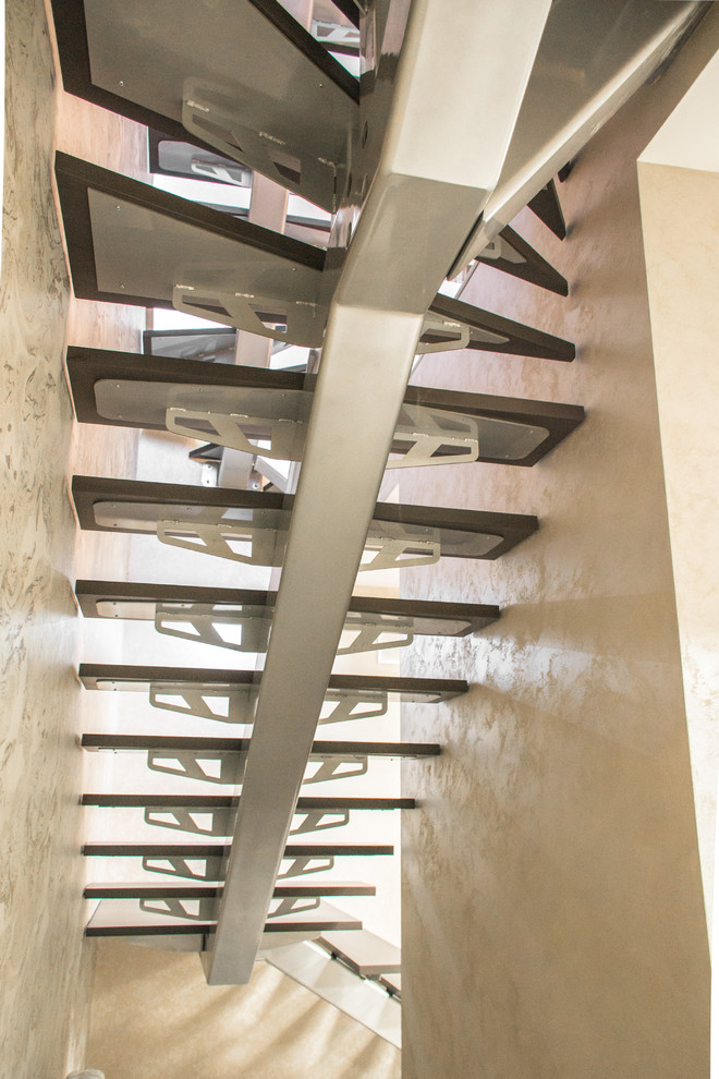 Лестница с декоративным ограждением из нержавеющей стали в частном доме