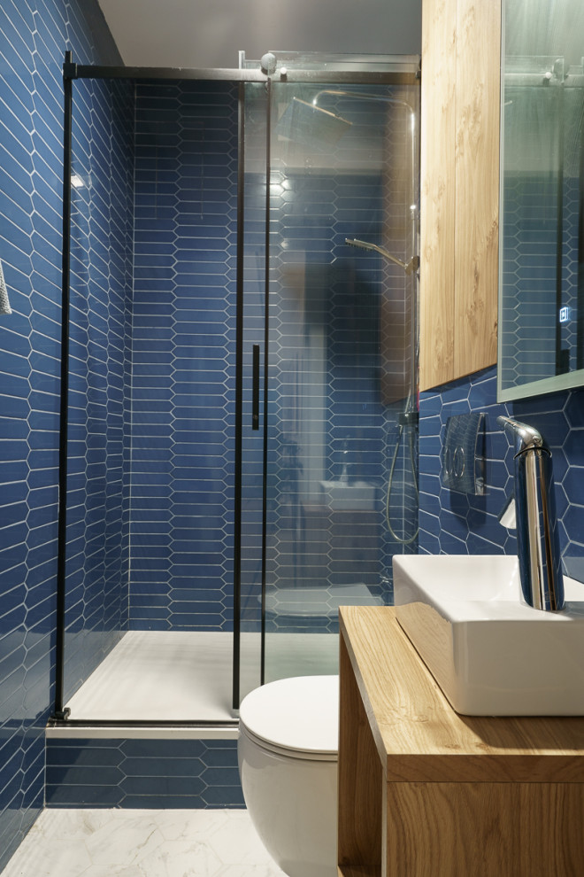 Голубая кухня, жалюзийный шкаф, полки и мебель в ванную с натуральным шпоном дуб