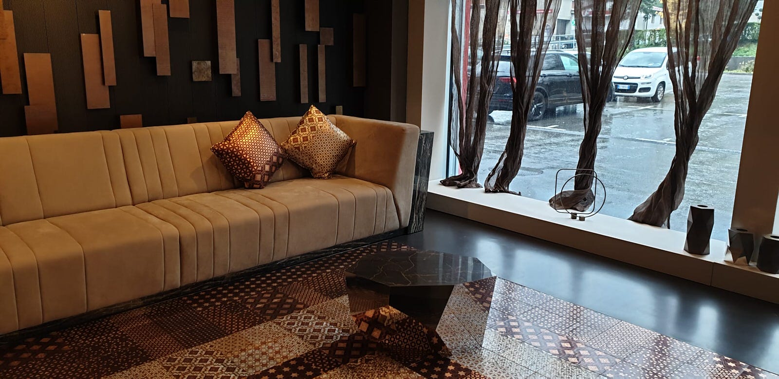 Обложка проекта: Мебельный салон в Швейцарии