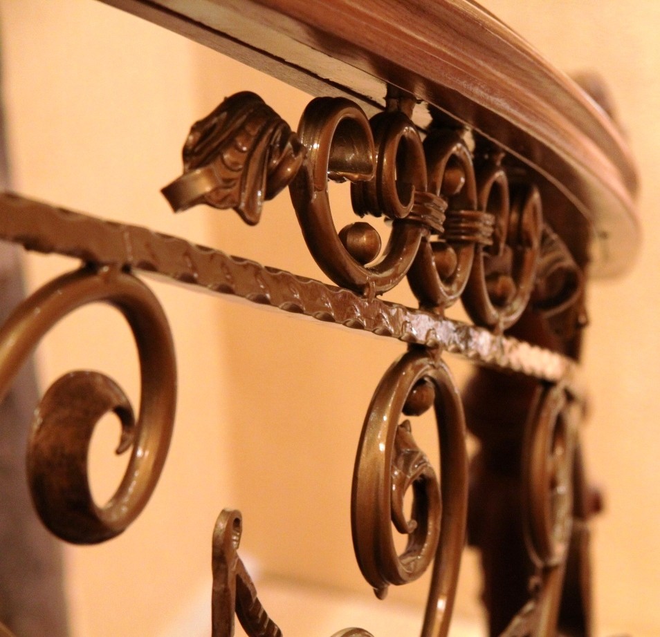 Дубовая лестница в загородном доме