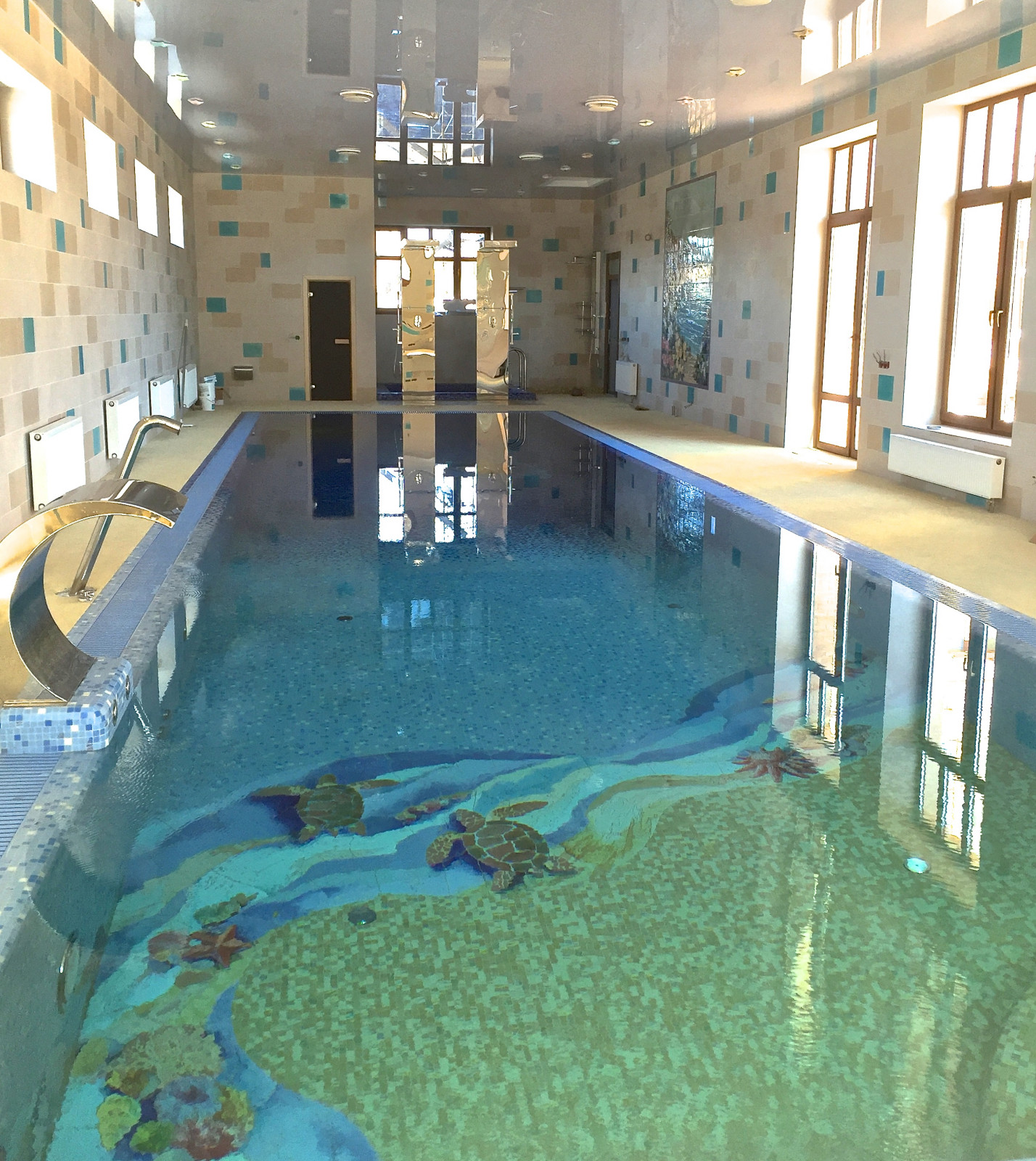 Бассейн в загородном доме